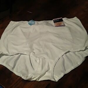 NWT Bali 3X/10 White Super Comfy Brief Cool Cotton Skamp Panties